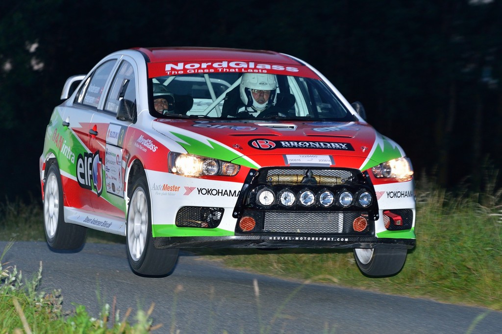 Steen Andersen og Mie Petersen var flyvende i Sydhavsrally under nattens hastighedsprøver i deres Mitsubishi Lancer Evo X R4, hvor de kørte sig ind på en meget sikker andenplads.
(Foto: Michael Eisenberg)